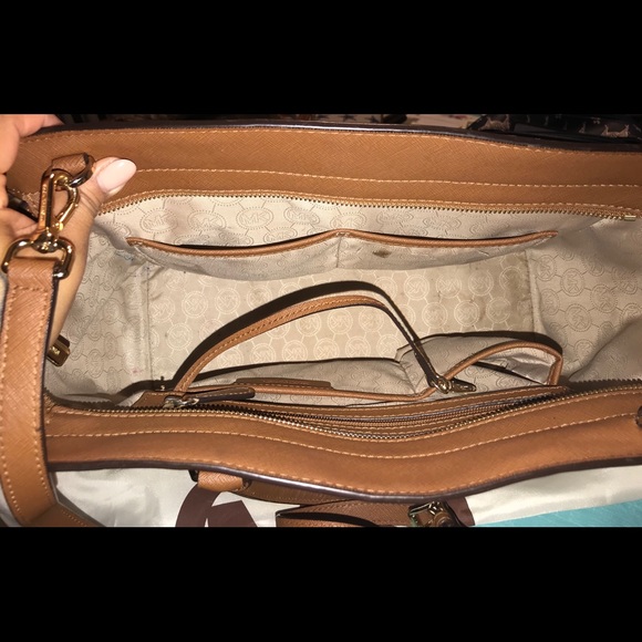 SOLD! Michael Kors Satchel. Beige/Tan color. - Picture 4 of 5